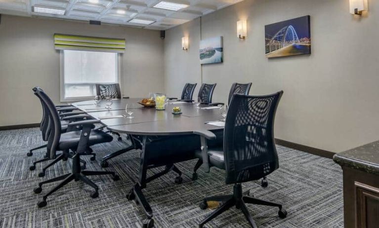 Meeting room at the Hampton Inn & Suites by Hilton Edmont