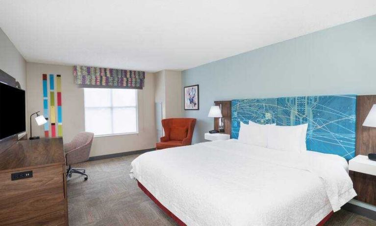 Bright king room with window at the Hampton Inn & Suites West Little Rock.