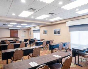 Meeting room perfect for every business appointment at the Hampton Inn & Suites West Little Rock.