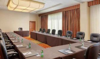 Meeting room perfect for every business appointment at the Hilton Seattle Airport & Conference Center.