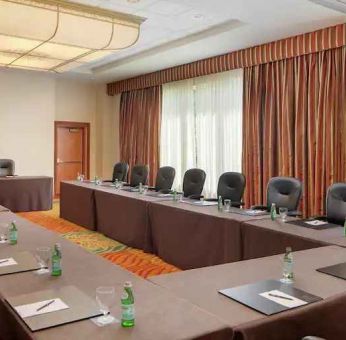 Meeting room perfect for every business appointment at the Hilton Seattle Airport & Conference Center.