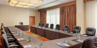 Meeting room perfect for every business appointment at the Hilton Seattle Airport & Conference Center.