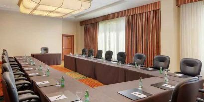 Meeting room perfect for every business appointment at the Hilton Seattle Airport & Conference Center.