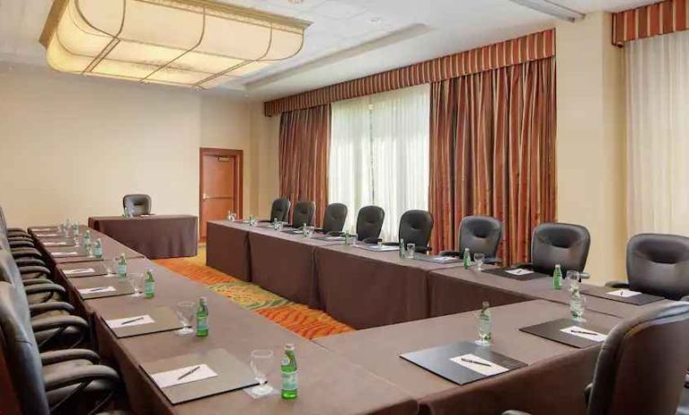 Meeting room perfect for every business appointment at the Hilton Seattle Airport & Conference Center.