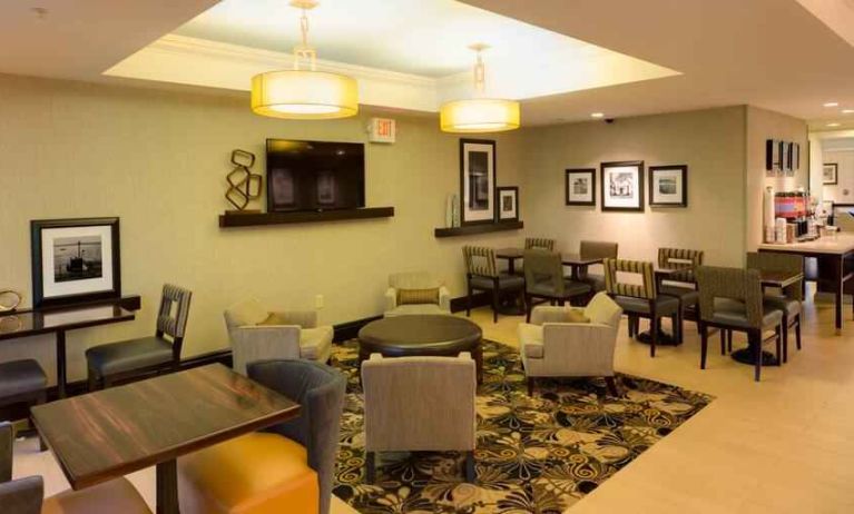 Restaurant area with chairs and tables perfect as workplace at the Hampton Inn Boston Bedford Burlington.