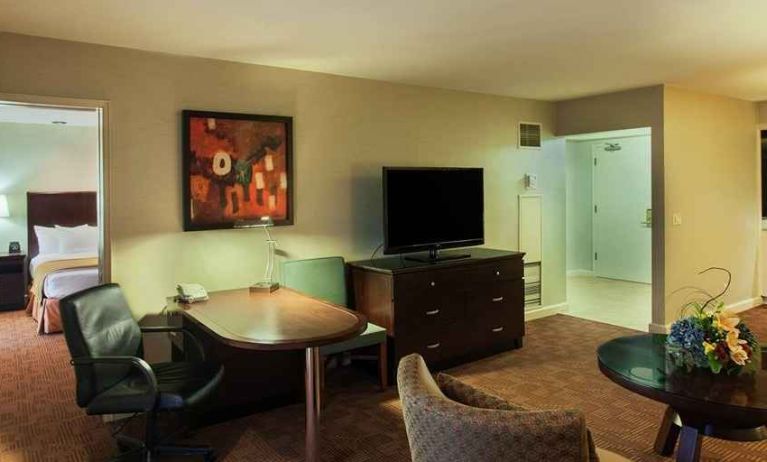 king bedrooms equipped with business center and work station at DoubleTree by Hilton Hotel Sacramento.