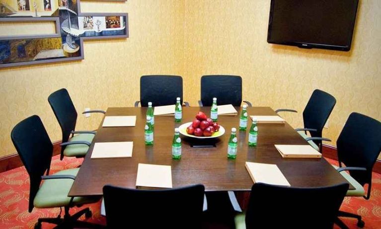 business desks and small meeting room ideal for business meetings at Hilton Garden Inn Rockville-Gaithersburg.