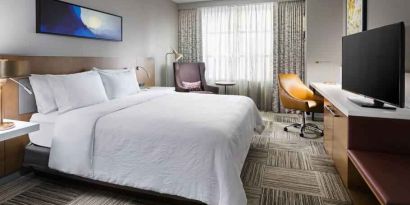 King size bed, TV screen and desk at the Hilton Garden Inn Chicago McCormick Place.