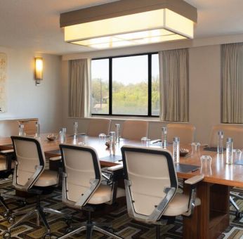 Small meeting room perfect for every business meeting at the Hilton Crystal City at Washington Reagan National Airport