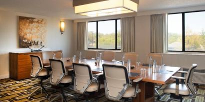 Small meeting room perfect for every business meeting at the Hilton Crystal City at Washington Reagan National Airport