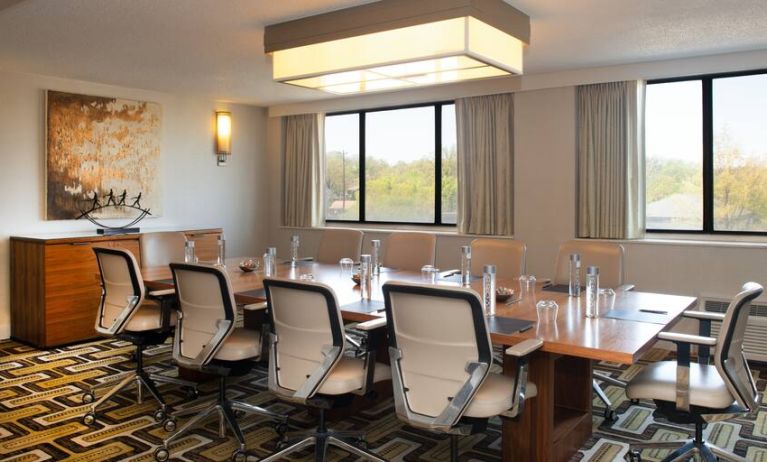 Small meeting room perfect for every business meeting at the Hilton Crystal City at Washington Reagan National Airport