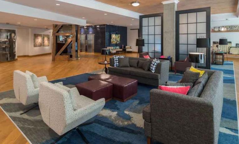 Comfortable lobby area perfect as workspace at the Hampton Inn & Suites by Hilton Portland-Pearl District.