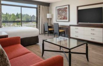 Comfortable living room with working station at the Hilton Bellevue.