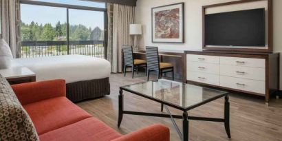 Comfortable living room with working station at the Hilton Bellevue.