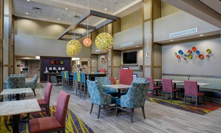 Beautiful lounge area at the Hampton inn & Suites Ardmore.