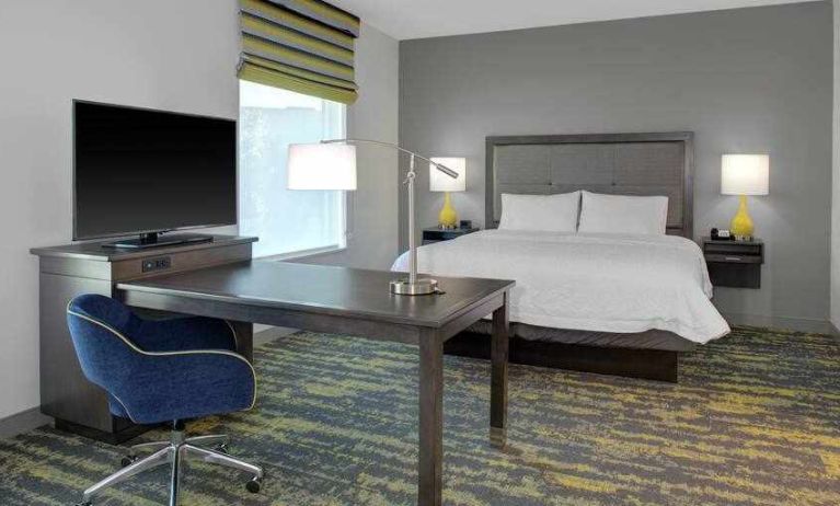 Working station in a king bedroom at the Hampton Inn & Suites by Hilton-Irvine/Orange County Airport.