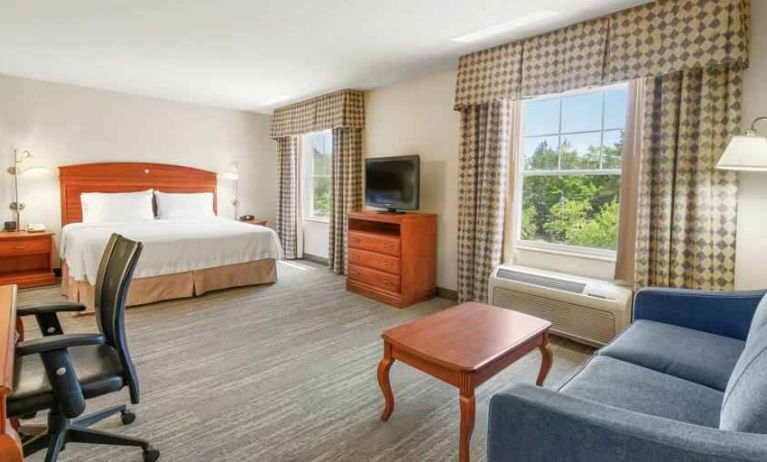 Spacious king studio with king size bed, sofa and TV screen at the Hampton Inn & Suites North Conway.