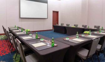 Meeting room with screen at the DoubleTree by Hilton Kansas City - Overland Park.