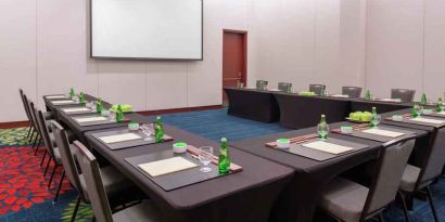 Meeting room with screen at the DoubleTree by Hilton Kansas City - Overland Park.