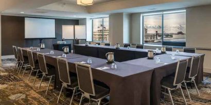 Meeting room with screen and windows at the Hilton Salt Lake City Center.