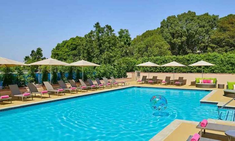 gorgeous outdoor pool with sunbeds and seating at Hilton Los Angeles North/Glendale & Executive Meeting Ctr.