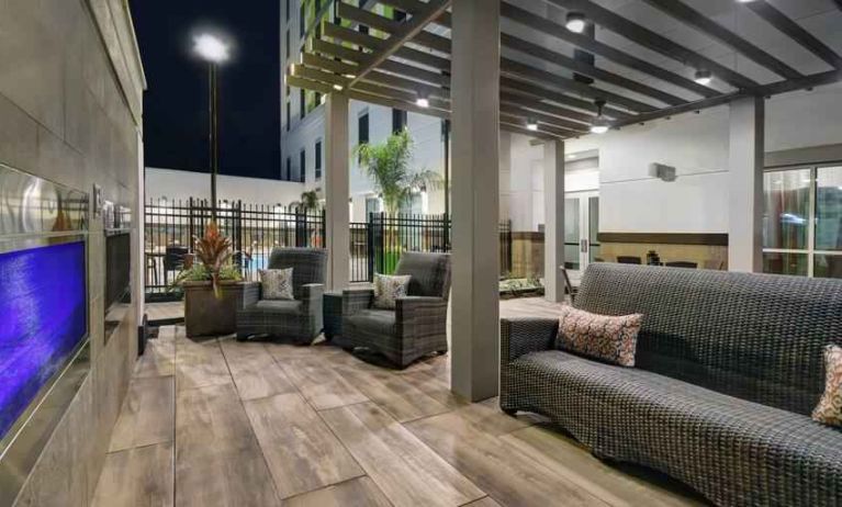 Outdoor patio with lounges perfect as workspace at the Hilton Garden Inn Houston Medical Center, TX.