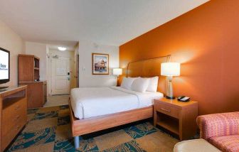 King size bed, TV screen and sofa in a king bedroom at the Hilton Garden Inn Fort Worth Medical Center.