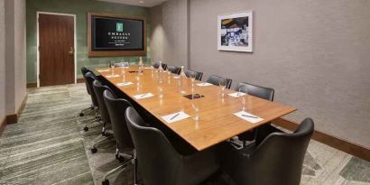 Meeting room perfect for every business appointment at the Embassy Suites by Hilton Tysons Corner.