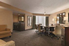 Living room with working station at the Embassy Suites by Hilton Birmingham.