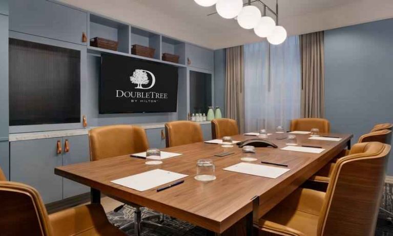 Small meeting room perfect for every business appointment at the DoubleTree by Hilton New York Downtown.