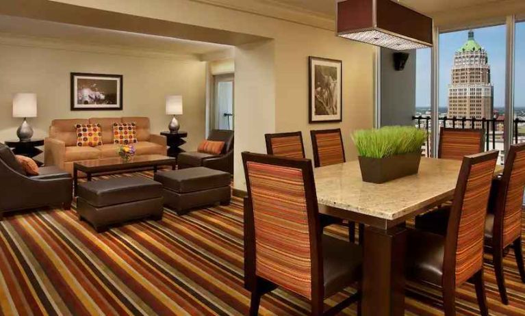 Living room with sofa, table and window at the Hilton Palacio del Rio.