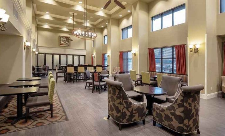 comfortable lobby lounge area ideal for coworking at Hampton Inn & Suites Baton Rouge - I-10 East.