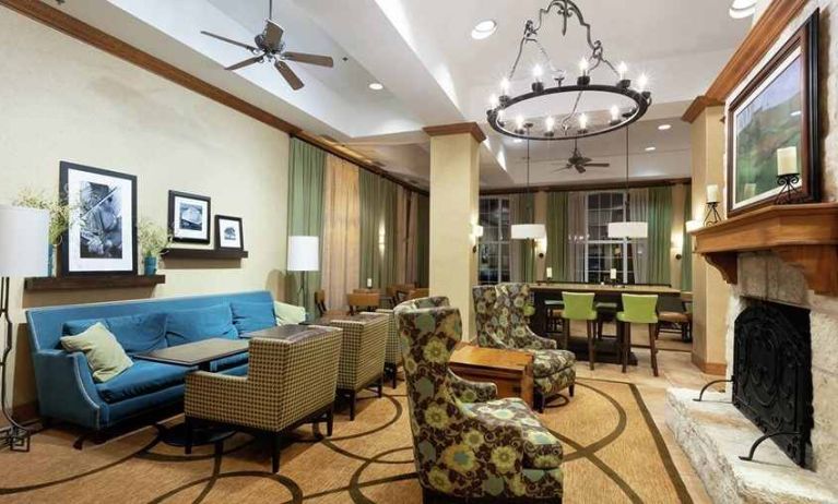 comfortable lobby area ideal for coworking at Hampton Inn & Suites Austin-Airport.