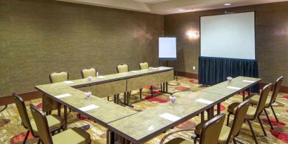 professional meeting room at Hampton Inn Houston Downtown.