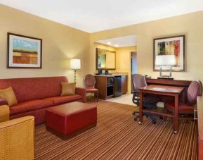 Living room with working station at the Embassy Suites by Hilton Nashville SE Murfreesboro.