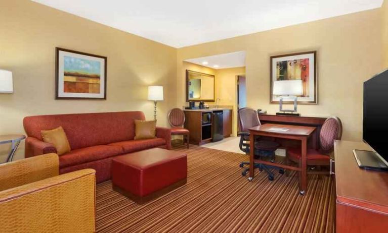 Living room with working station at the Embassy Suites by Hilton Nashville SE Murfreesboro.