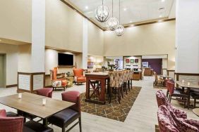 comfortable restaurant and lounge area ideal for coworking at Hampton Inn Bulverde Texas Hill Country.