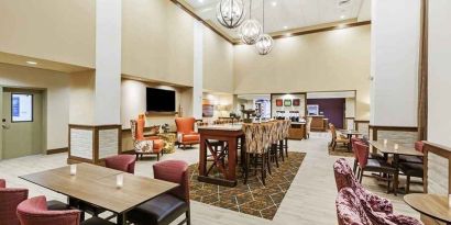 comfortable restaurant and lounge area ideal for coworking at Hampton Inn Bulverde Texas Hill Country.