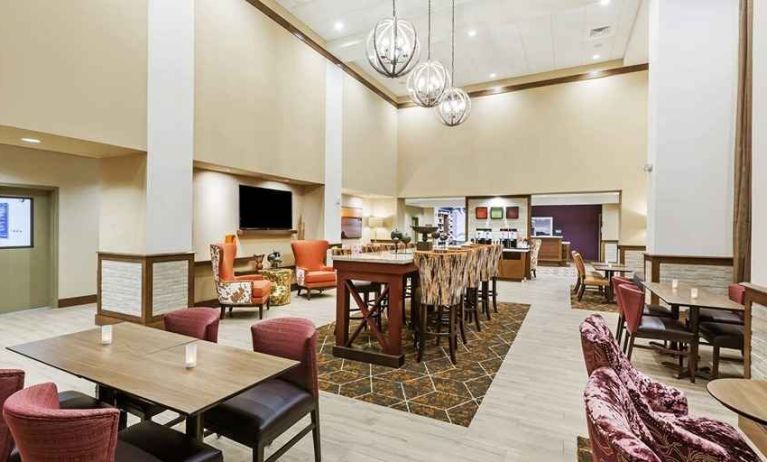 comfortable restaurant and lounge area ideal for coworking at Hampton Inn Bulverde Texas Hill Country.