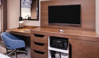 Working station in a hotel room at the Hampton Inn Albuquerque, University-Midtown (UNM).