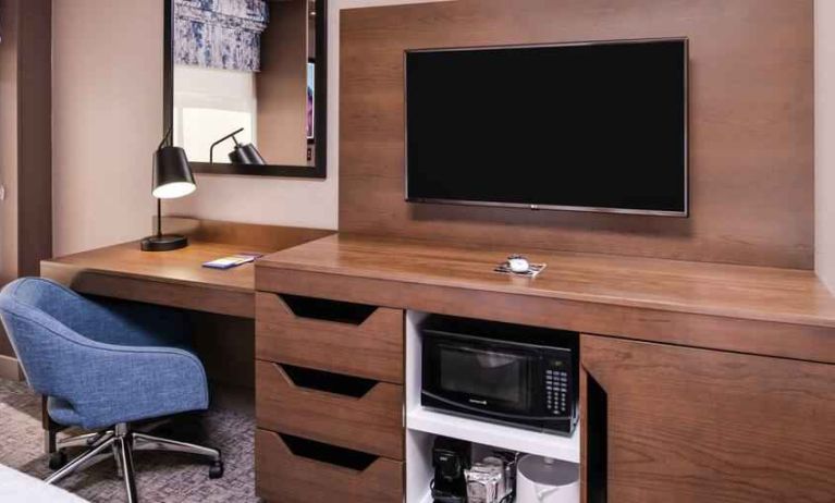 Working station in a hotel room at the Hampton Inn Albuquerque, University-Midtown (UNM).