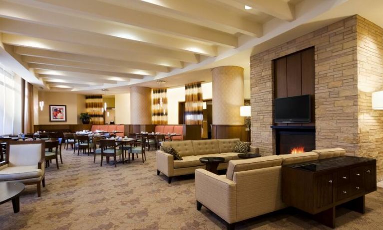 Spacious dining area perfect for co-working at the Hilton Garden Inn Baltimore Inner Harbor.