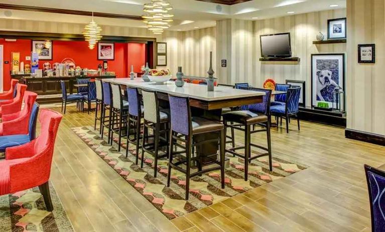 comfortable restaurant space ideal for coworking at Hampton Inn Thomson.