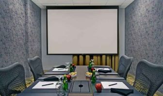 Meeting room with screen at the Hilton Garden Inn Houston Galleria Area.