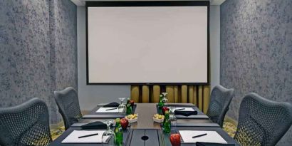 Meeting room with screen at the Hilton Garden Inn Houston Galleria Area.