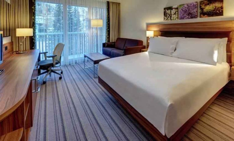 Bright king bedroom with desk and window at the Hilton Garden Inn Albuquerque Uptown.