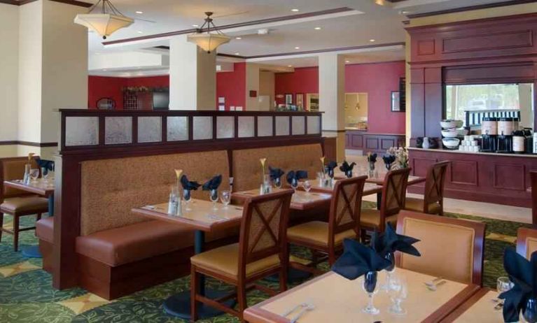 Dining area perfect for co-working at the Hilton Garden Inn Albuquerque Uptown.