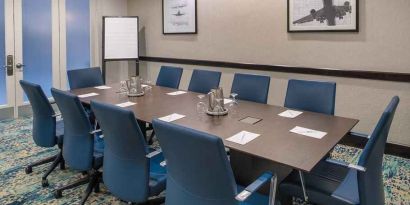 professional meeting room ideal for all boardroom meetings at Embassy Suites by Hilton Seattle Tacoma International Airport.