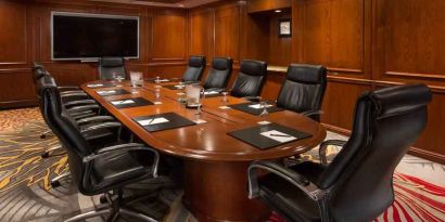 Meeting room with comfortable chairs at the Hilton Chicago-Northbrook.