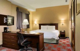 King-studio with working station at the Hampton Inn & Suites Mexico City - Centro Historico.